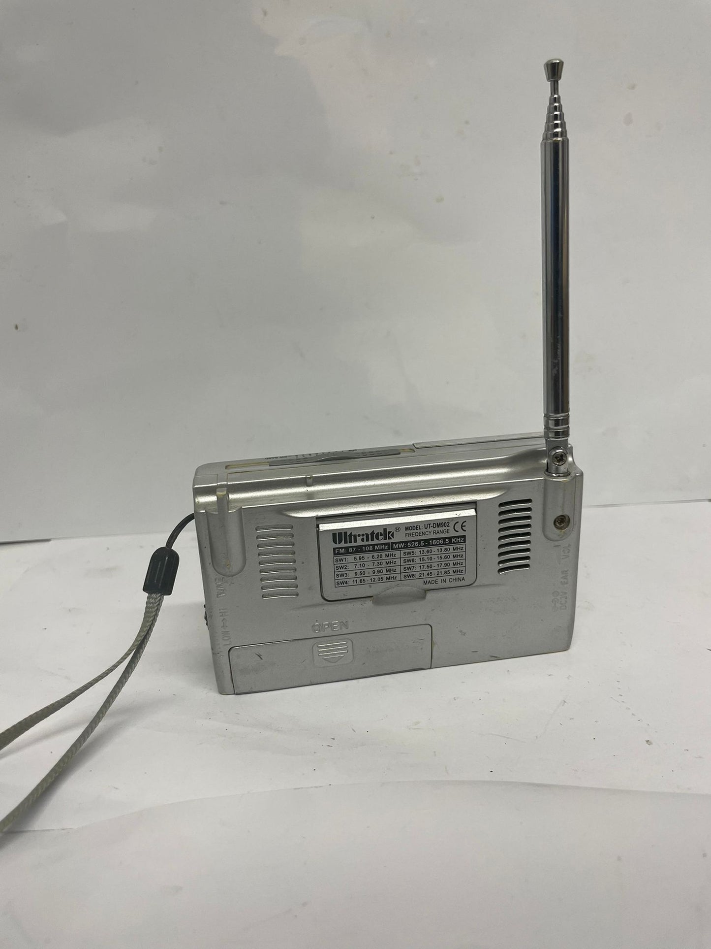 Ultratek UT-DM902 10 Band Digital Pocket Radio FM/AM/SW Alarm Clock Receiver